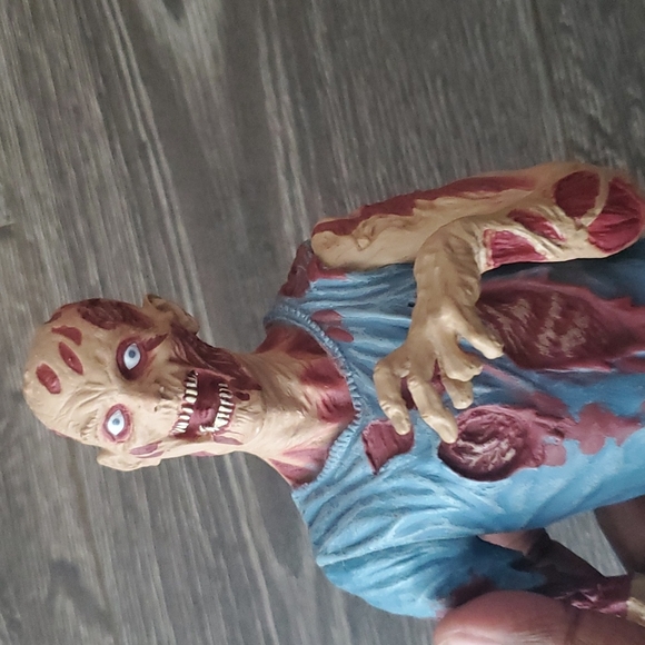 Diamond Select Toys 2013 The Walking Dead Zombie 9" Piggy Bank Change Coin - Picture 9 of 10